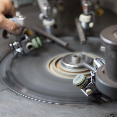 Lab-grown diamond cutting machine