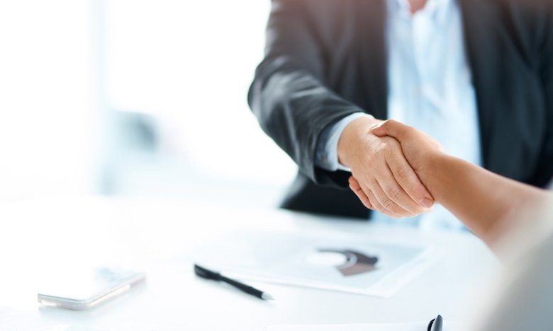 Handshake with lab-grown diamonds distributor